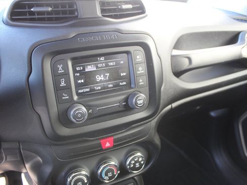 Used 2017 Jeep Renegade Latitude image 9