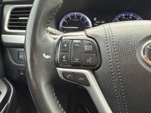 Used 2019 Toyota Highlander XLE AWD/4WD image 30