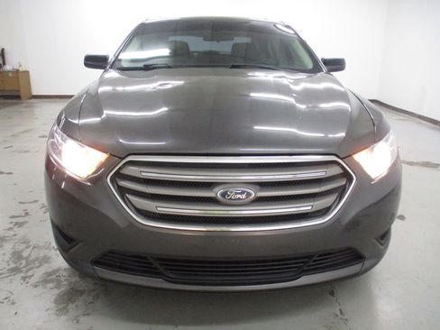 Used 2017 Ford Taurus SE FWD image 2