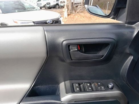 Used 2016 Toyota Tacoma SR5 w/ SR5 Appearance Package (SN) image 12