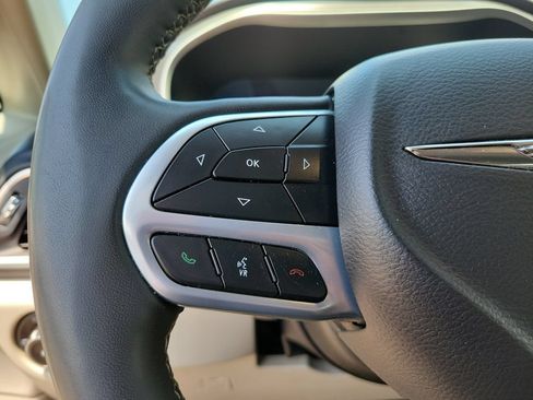 Used 2023 Chrysler Pacifica Touring-L FWD image 25