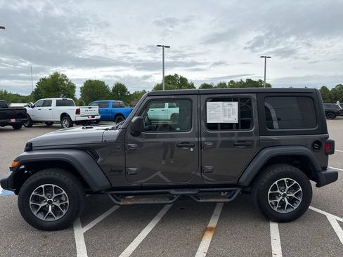 Used 2024 Jeep Wrangler Unlimited Sport AWD/4WD image 5