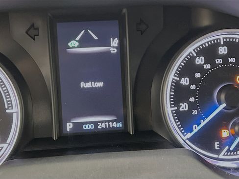 Used 2021 Toyota Venza LE w/ Carpet Mat Package (TMS) image 22