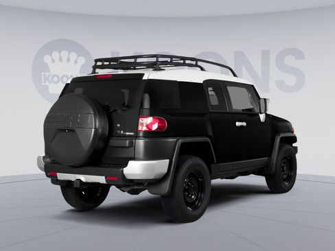 Used 2014 Toyota FJ Cruiser 4WD w/ Upgrade Package image 2