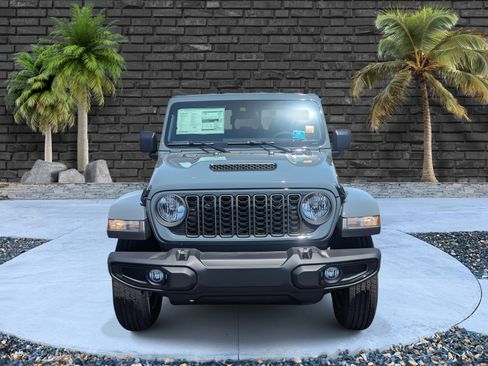 Used 2025 Jeep Gladiator Sport image 2