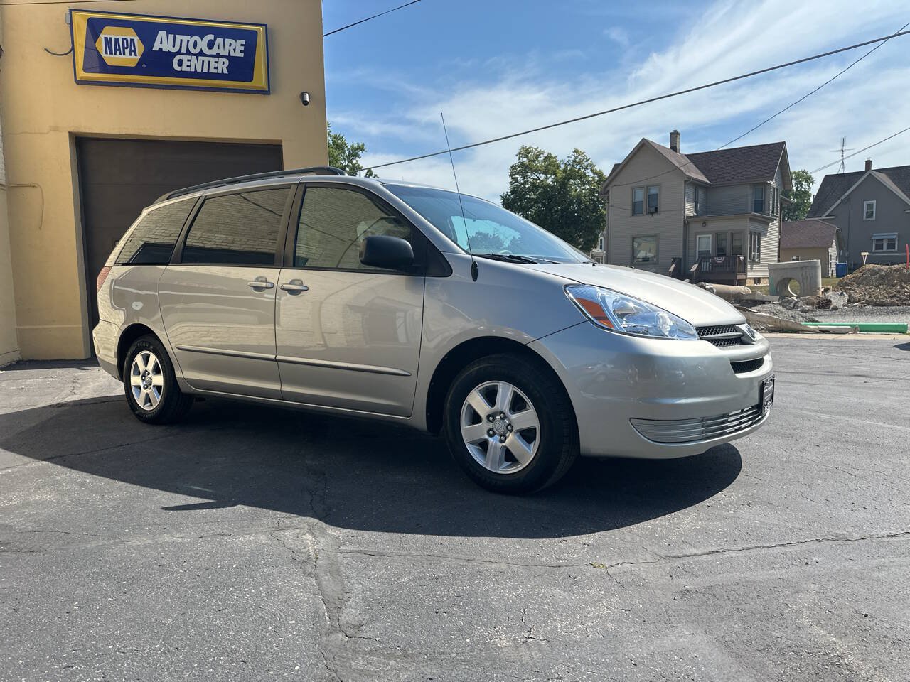 Used 2004 Toyota Sienna LE w/ LE Pkg 7 FWD image 4