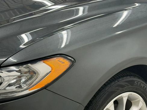 Used 2019 Ford Fusion SE FWD image 4