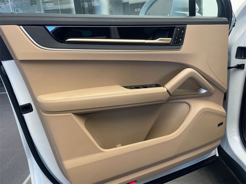 Used 2026 Porsche Cayenne S image 24