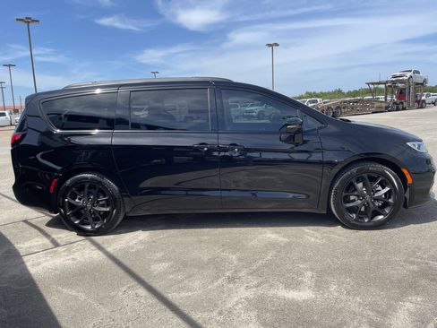New 2025 Chrysler Pacifica Limited FWD image 3
