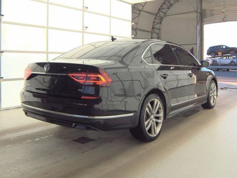Used 2017 Volkswagen Passat 1.8T R-Line w/ R-Line Lighting Package image 4