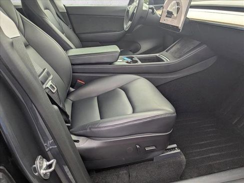 Used 2022 Tesla Model Y Long Range image 17