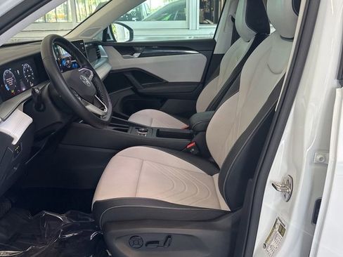 Certified 2025 Volkswagen Tiguan SE FWD image 11