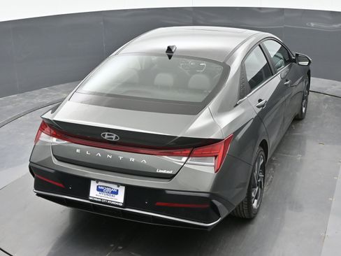 Certified 2024 Hyundai Elantra Limited image 35