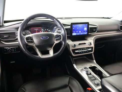 Used 2023 Ford Explorer XLT w/ Equipment Group 202A AWD/4WD image 2