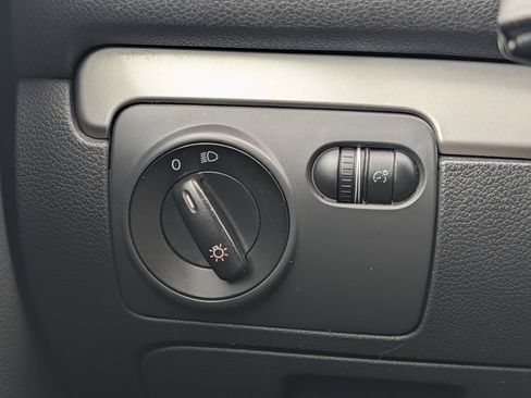 Used 2013 Volkswagen Golf 4-Door image 26