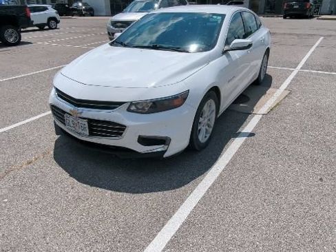 Used 2016 Chevrolet Malibu LT FWD image 2