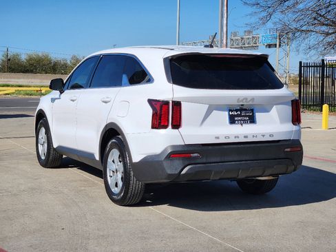 Certified 2022 Kia Sorento LX image 6