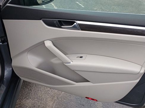 Used 2018 Volkswagen Passat 2.0T SE image 22