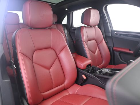 Certified 2024 Porsche Macan S AWD/4WD image 24