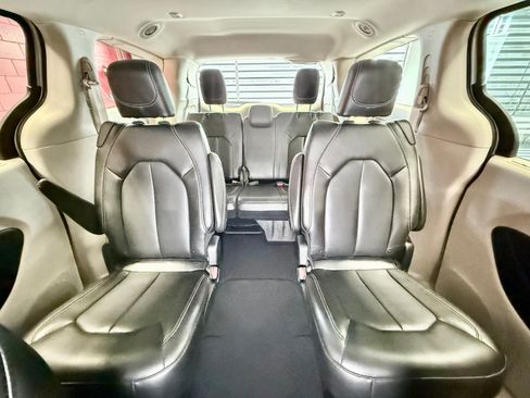 Used 2023 Chrysler Pacifica Touring-L FWD image 30