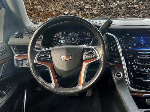 Used 2019 Cadillac Escalade Luxury image 5