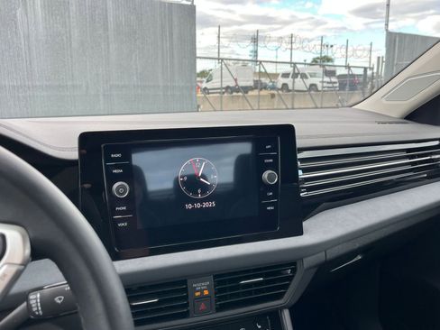 Used 2025 Volkswagen Jetta SE image 21