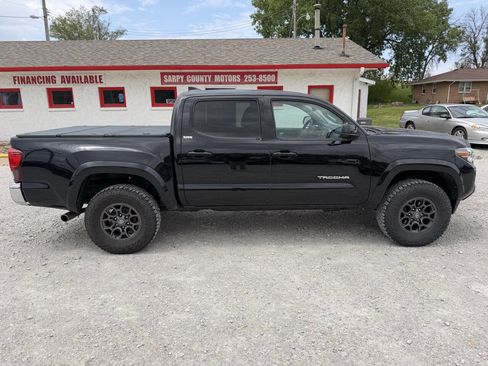 Used 2018 Toyota Tacoma SR5 AWD/4WD image 2