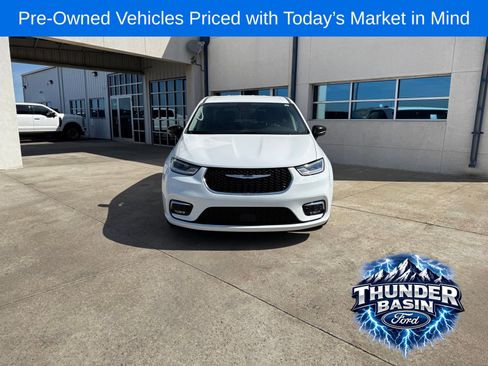 Used 2024 Chrysler Pacifica Touring-L FWD image 12