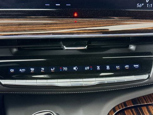 Used 2022 Cadillac Escalade Luxury AWD/4WD image 16