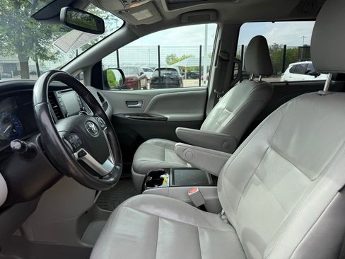 Used 2018 Toyota Sienna XLE image 13