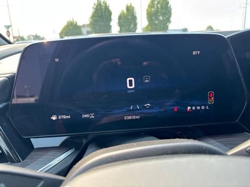 Used 2025 Chevrolet Suburban Z71 AWD/4WD image 21
