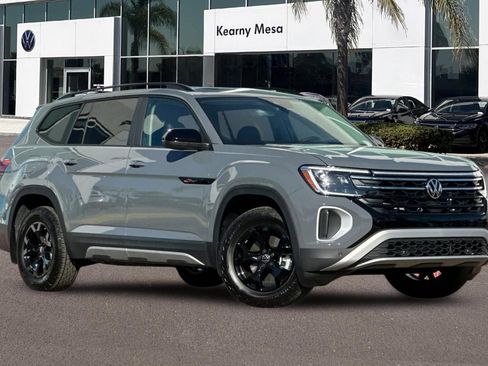 New 2025 Volkswagen Atlas Peak Edition SE image 2