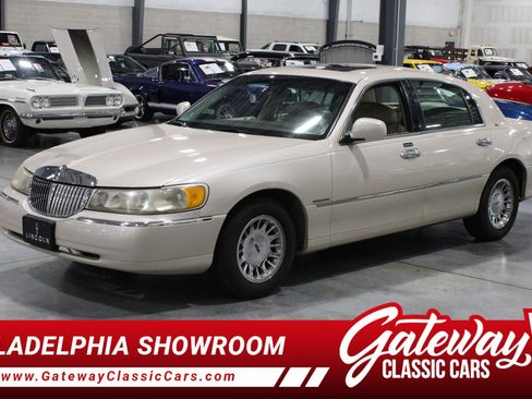 Used 1999 Lincoln Town Car Cartier RWD image 1