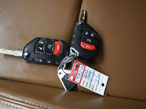 Used 2022 Jeep Wrangler Unlimited Sahara w/ Cold Weather Group AWD/4WD image 21