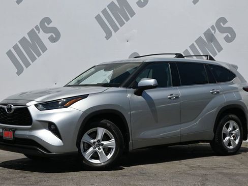 Used 2022 Toyota Highlander LE image 1
