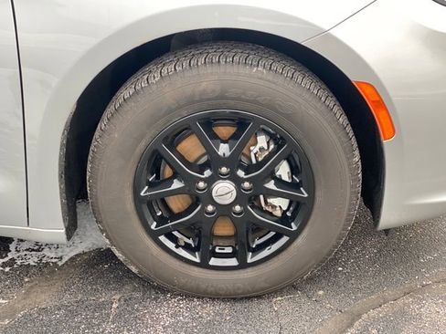 Used 2024 Chrysler Pacifica Touring-L image 19