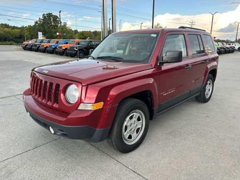 Used 2015 Jeep Patriot Sport image 4