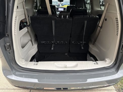 Used 2023 Chrysler Pacifica Touring-L FWD image 5