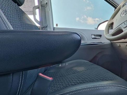 Used 2014 Toyota Sienna SE w/ SE Premium Package w/Entune FWD image 30