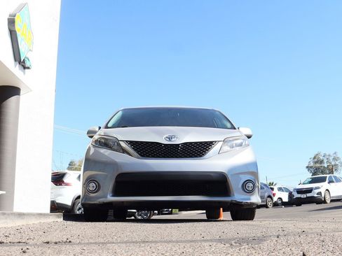 Used 2017 Toyota Sienna SE Premium image 17