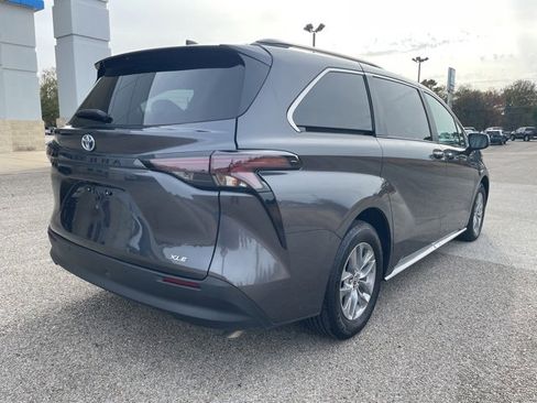 Used 2025 Toyota Sienna XLE image 5