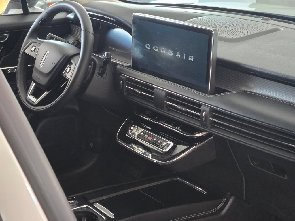 Used 2023 Lincoln Corsair AWD image 8
