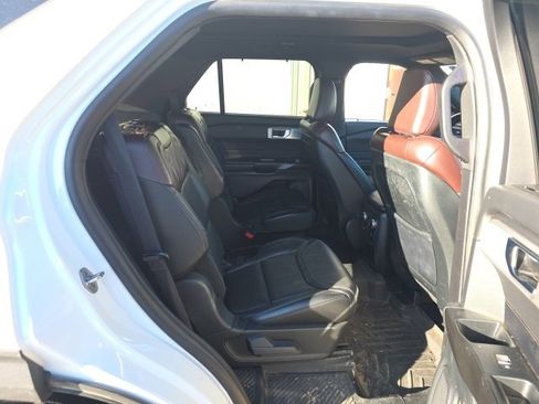 Used 2020 Ford Explorer Platinum w/ Premium Technology Package image 19