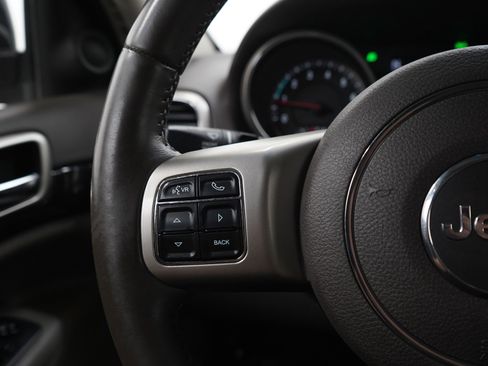 Used 2011 Jeep Grand Cherokee Laredo image 23