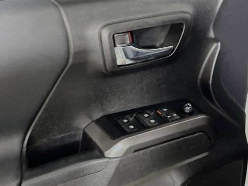 Used 2022 Toyota Tacoma TRD Sport w/ Technology Package image 17