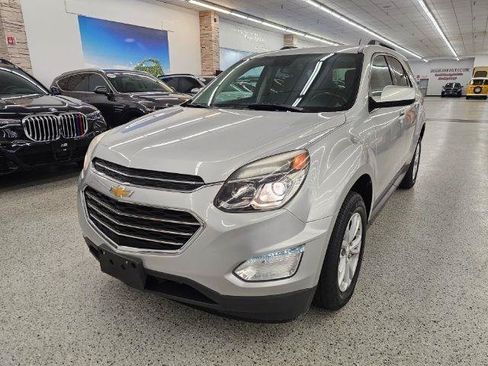 Used 2017 Chevrolet Equinox LT w/ Convenience Package FWD image 2