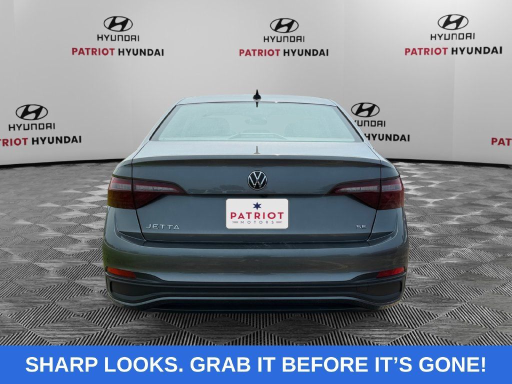 Used 2024 Volkswagen Jetta SE FWD image 4