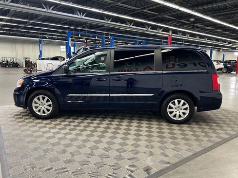 Used 2015 Chrysler Town & Country Touring FWD image 6