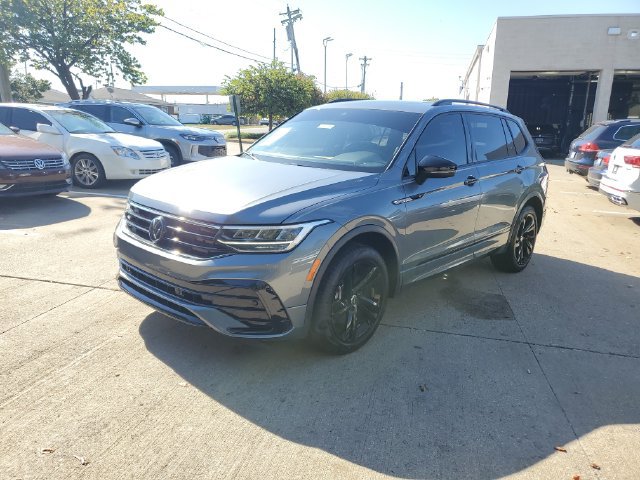 Used 2024 Volkswagen Tiguan SE R-Line AWD/4WD image 2