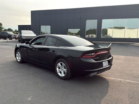 Used 2019 Dodge Charger SXT w/ Leather Interior Group RWD image 4